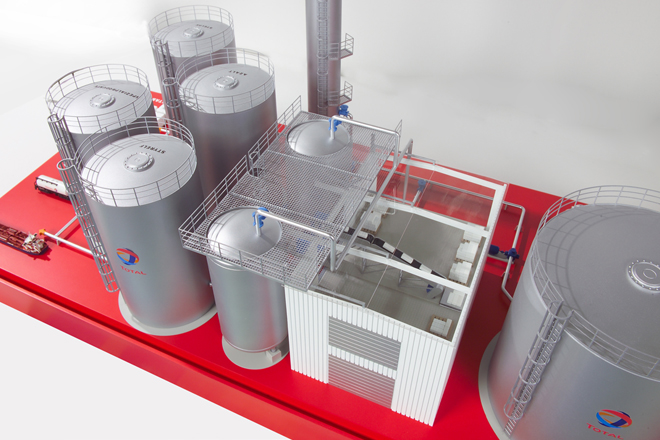 16- Total - Modell Tanklager f&uuml;r Bitumen