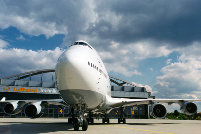 1- Lufthansa Technik - Boeing 747 vor Jumbohalle
