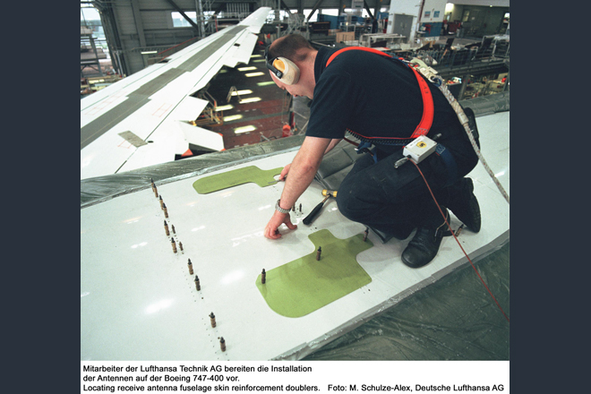 10- Lufthansa Technik - Antennenmontage auf Boeing 747-400