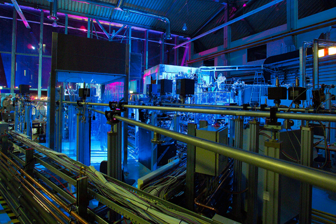 2- Desy - Experimentierhalle - am Flashlaser